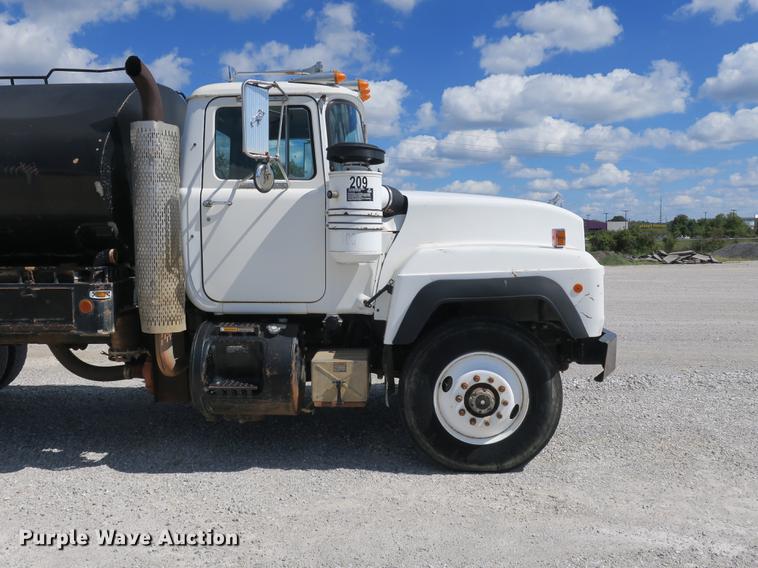 image for item DB8982 1992 Mack RD tank truck
