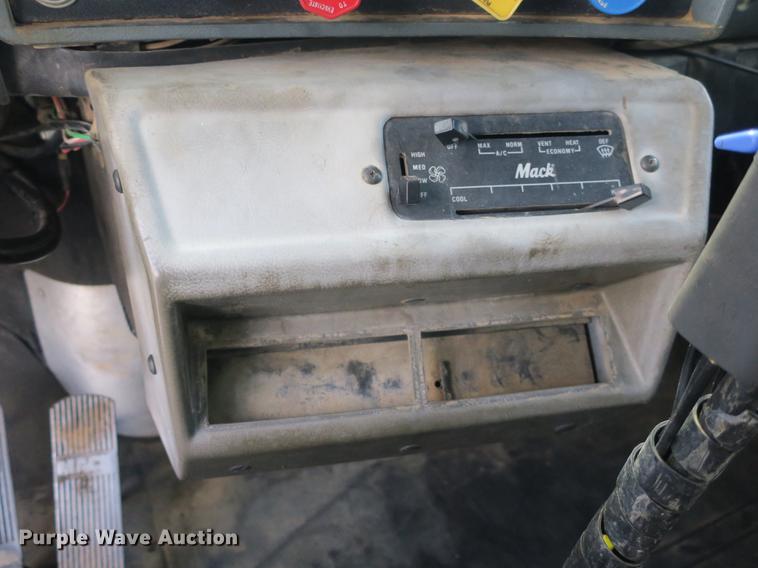 image for item DB8982 1992 Mack RD tank truck