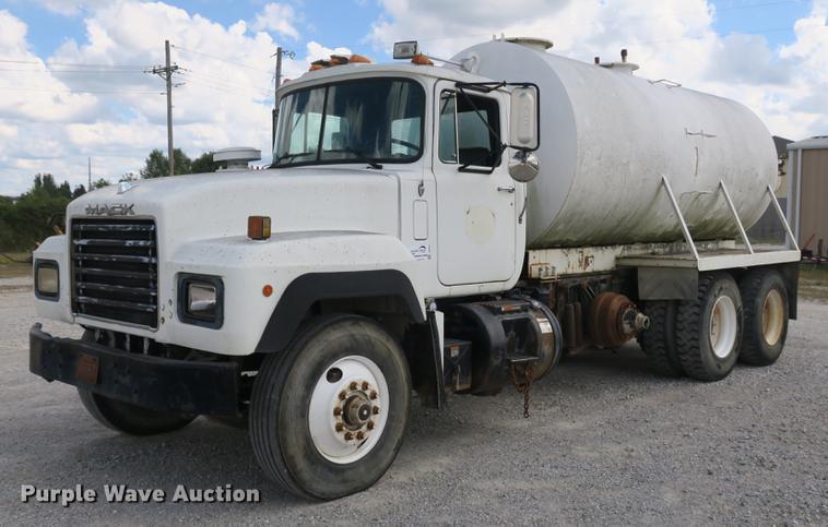 image for item DB8984 1993 Mack RD tank truck