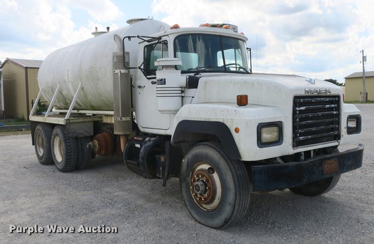 image for item DB8984 1993 Mack RD tank truck