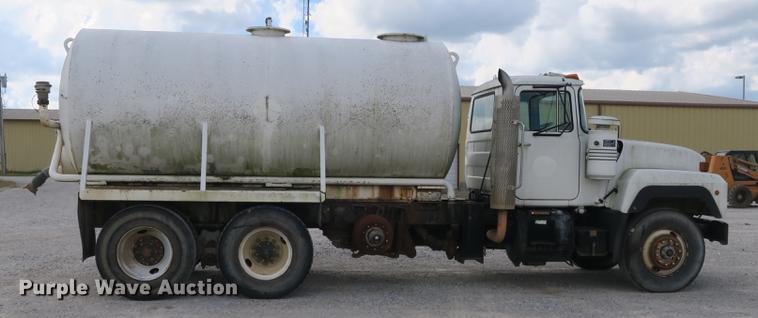 image for item DB8984 1993 Mack RD tank truck
