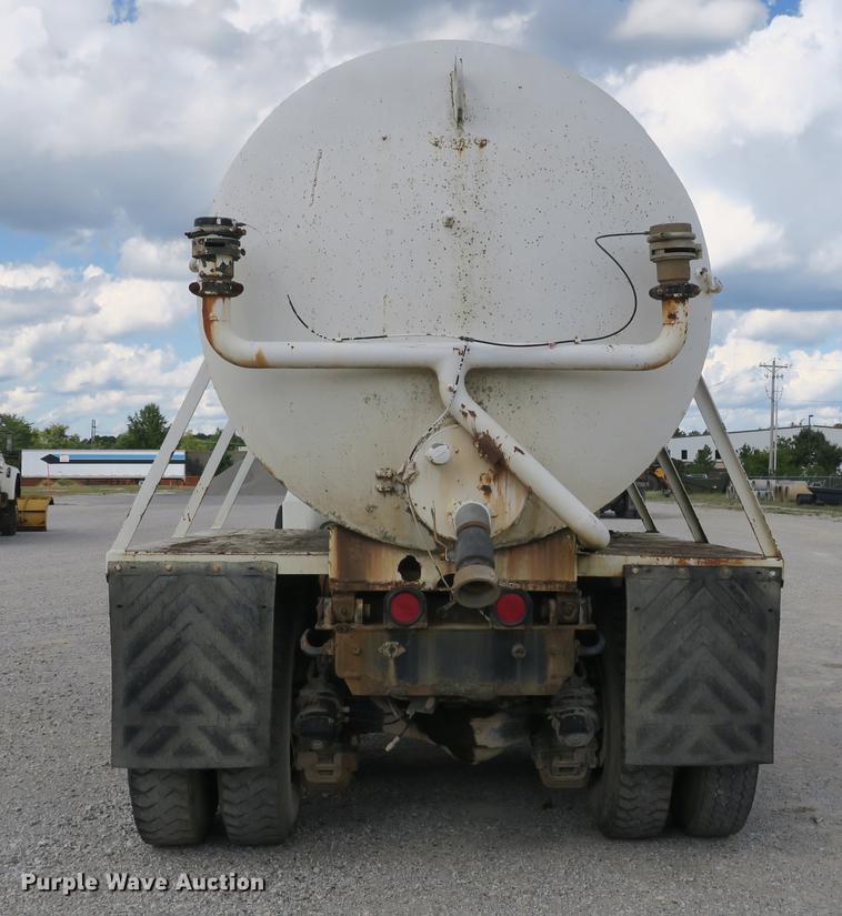 image for item DB8984 1993 Mack RD tank truck