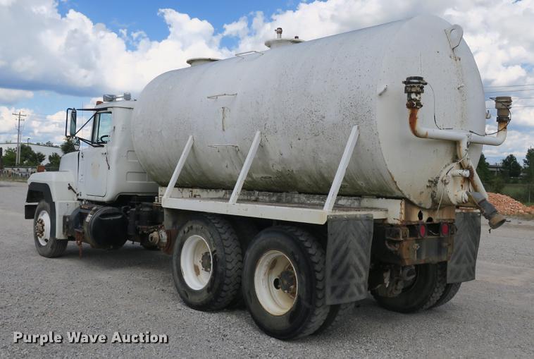 image for item DB8984 1993 Mack RD tank truck