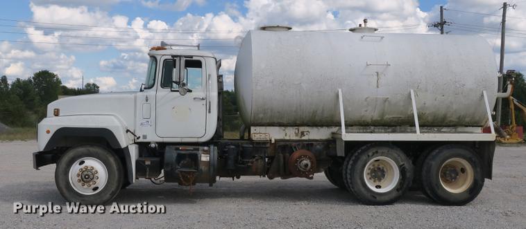 image for item DB8984 1993 Mack RD tank truck