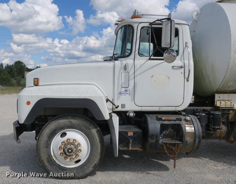 image for item DB8984 1993 Mack RD tank truck
