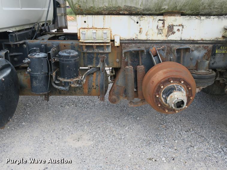 image for item DB8984 1993 Mack RD tank truck
