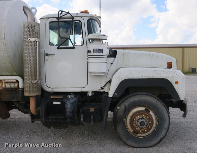image for item DB8984 1993 Mack RD tank truck