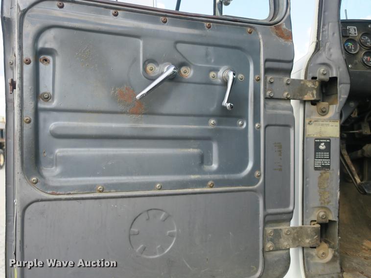 image for item DB8984 1993 Mack RD tank truck