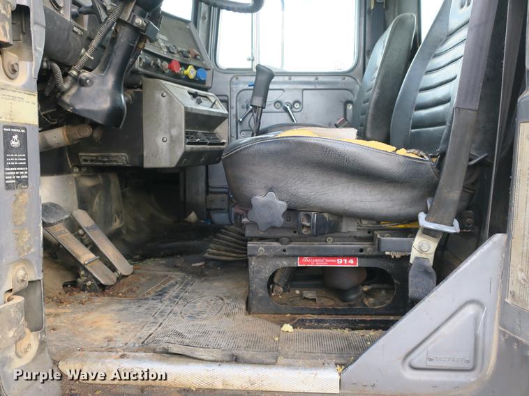 image for item DB8984 1993 Mack RD tank truck