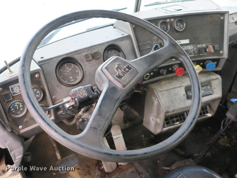 image for item DB8984 1993 Mack RD tank truck