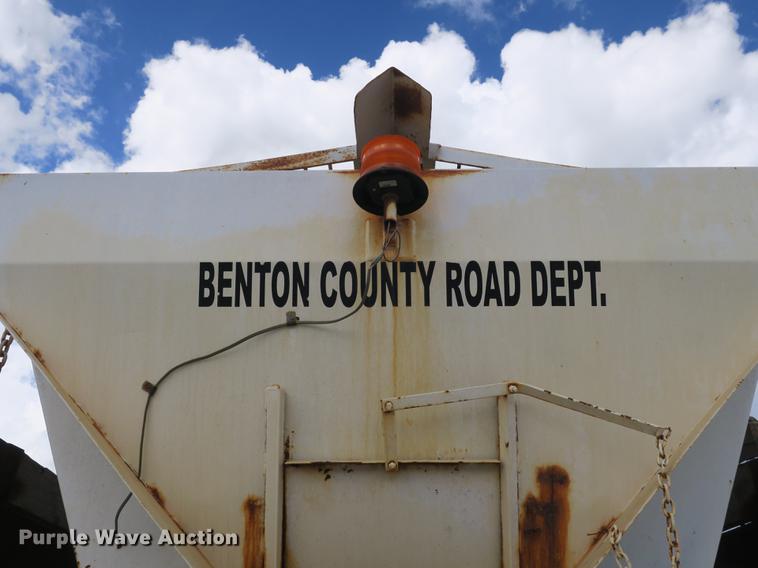 image for item DB8986 1998 Ford F800 dump truck