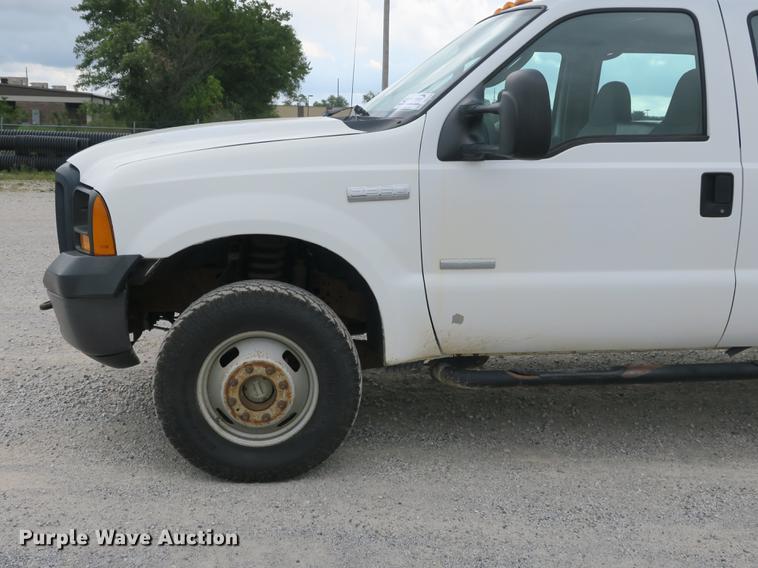 image for item DB8988 2006 Ford F350 Super Duty Crew Cab flatbed pickup truck