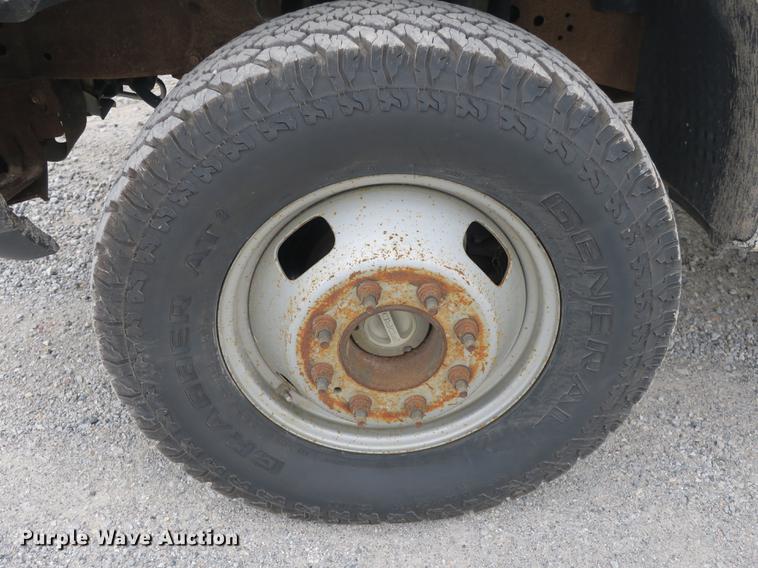 image for item DB8988 2006 Ford F350 Super Duty Crew Cab flatbed pickup truck