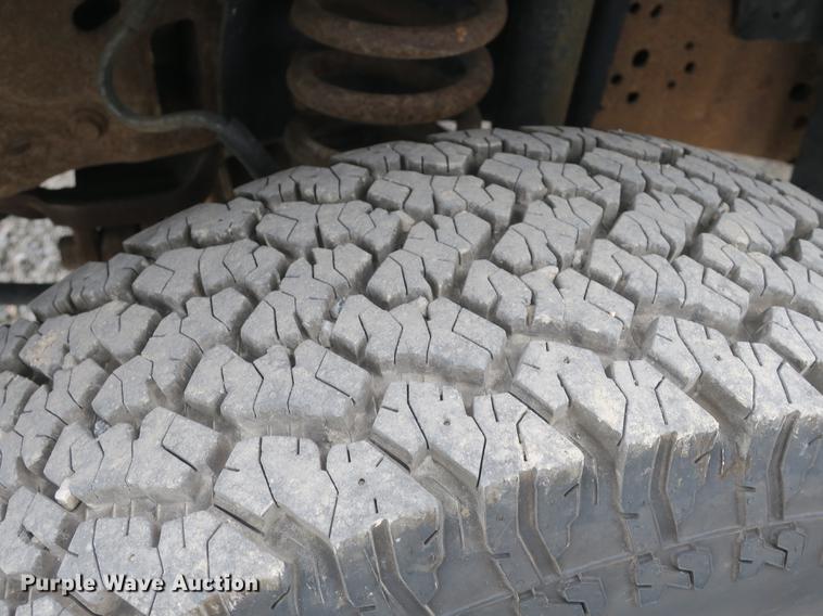 image for item DB8988 2006 Ford F350 Super Duty Crew Cab flatbed pickup truck