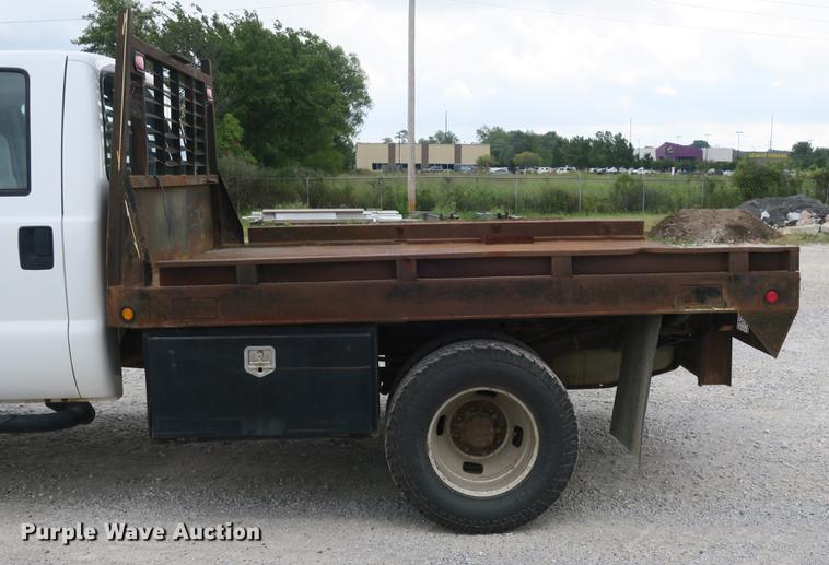 image for item DB8988 2006 Ford F350 Super Duty Crew Cab flatbed pickup truck