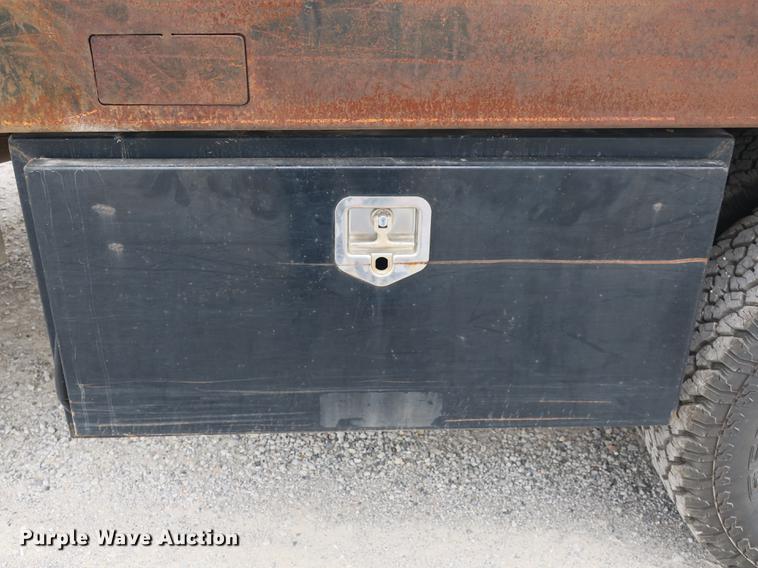 image for item DB8988 2006 Ford F350 Super Duty Crew Cab flatbed pickup truck