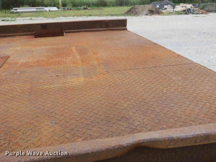 image for item DB8988 2006 Ford F350 Super Duty Crew Cab flatbed pickup truck