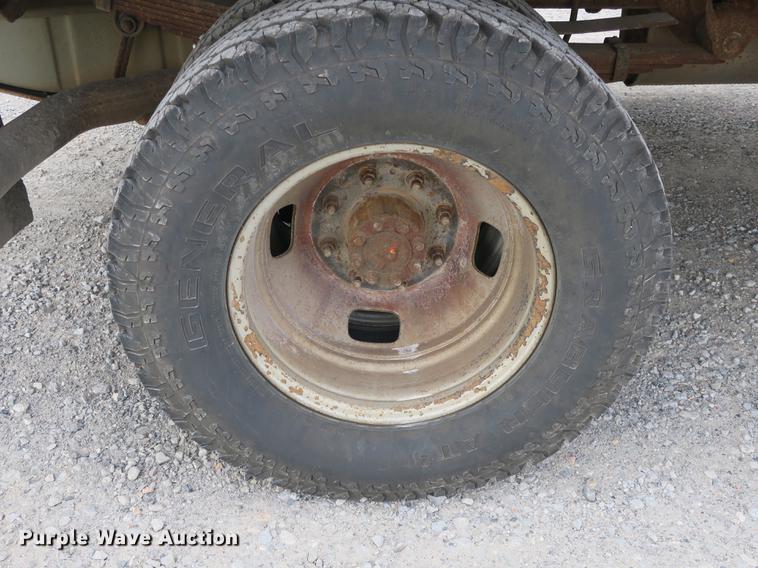 image for item DB8988 2006 Ford F350 Super Duty Crew Cab flatbed pickup truck