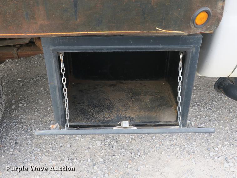 image for item DB8988 2006 Ford F350 Super Duty Crew Cab flatbed pickup truck