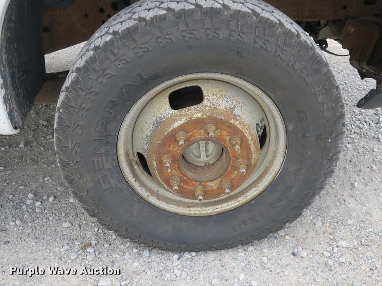 image for item DB8988 2006 Ford F350 Super Duty Crew Cab flatbed pickup truck