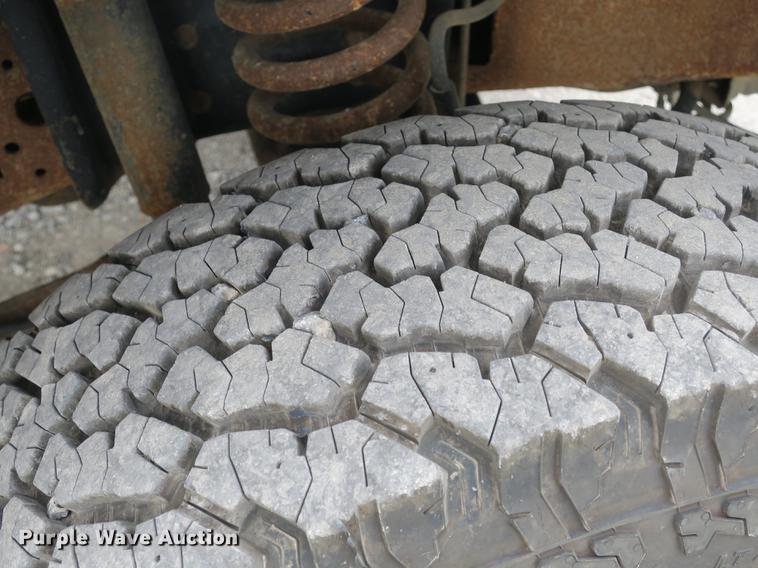 image for item DB8988 2006 Ford F350 Super Duty Crew Cab flatbed pickup truck