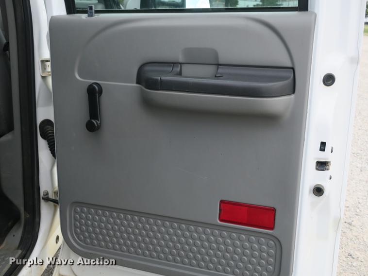 image for item DB8988 2006 Ford F350 Super Duty Crew Cab flatbed pickup truck