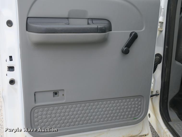 image for item DB8988 2006 Ford F350 Super Duty Crew Cab flatbed pickup truck