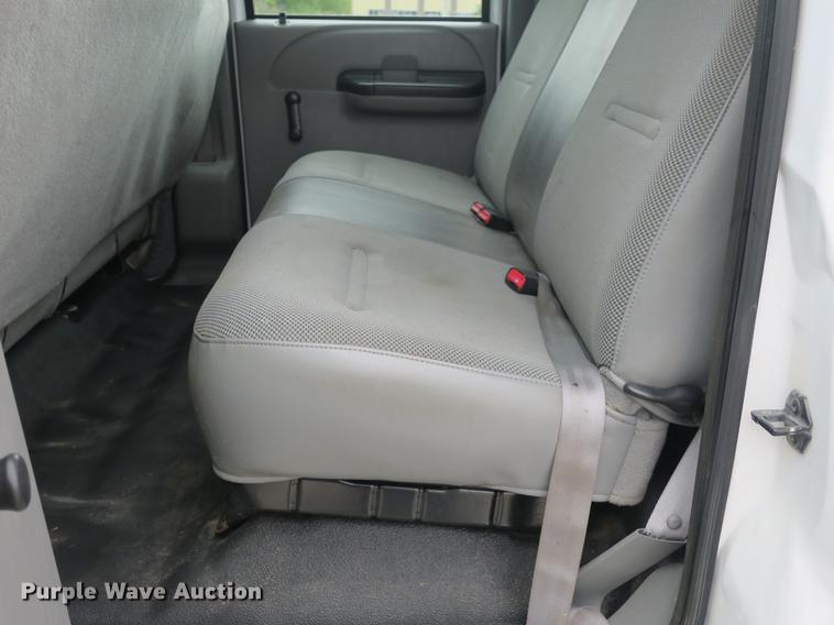 image for item DB8988 2006 Ford F350 Super Duty Crew Cab flatbed pickup truck