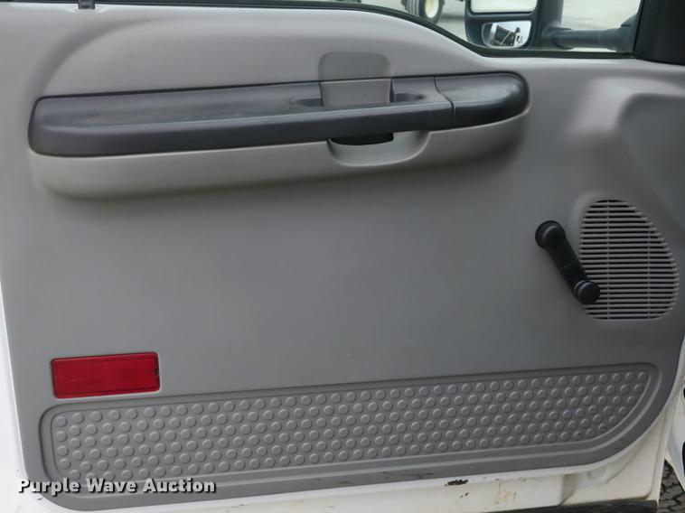 image for item DB8988 2006 Ford F350 Super Duty Crew Cab flatbed pickup truck