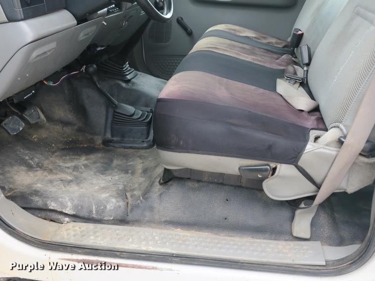 image for item DB8988 2006 Ford F350 Super Duty Crew Cab flatbed pickup truck