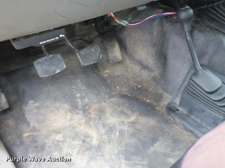 image for item DB8988 2006 Ford F350 Super Duty Crew Cab flatbed pickup truck