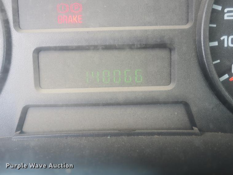 image for item DB8988 2006 Ford F350 Super Duty Crew Cab flatbed pickup truck