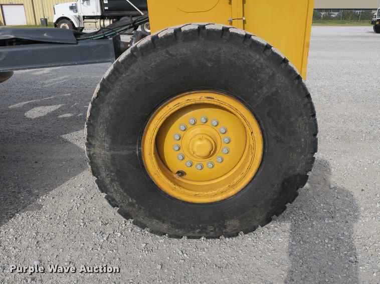 image for item DB8995 2012 John Deere 770GP motor grader