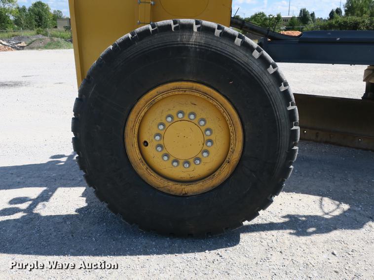 image for item DB8997 2012 John Deere 772GP motor grader