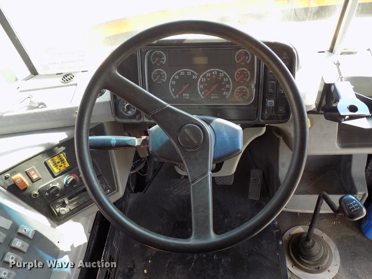 image for item DD3458 2004 Freightliner FS65 Thomas school bus