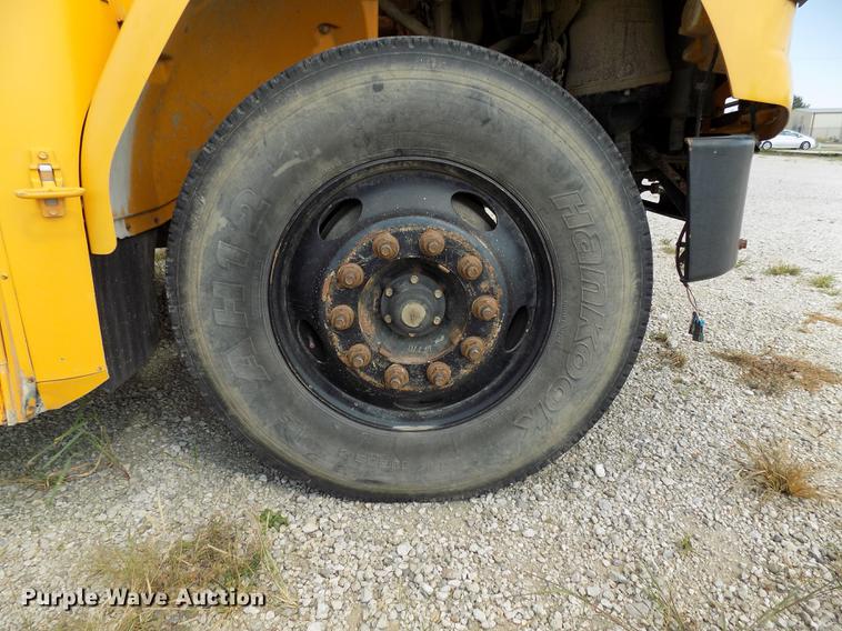 image for item DD3458 2004 Freightliner FS65 Thomas school bus