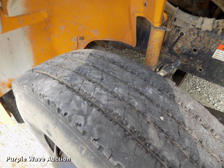 image for item DD3458 2004 Freightliner FS65 Thomas school bus