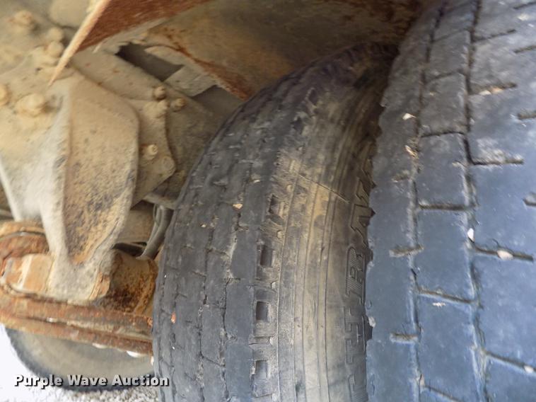 image for item DD3458 2004 Freightliner FS65 Thomas school bus