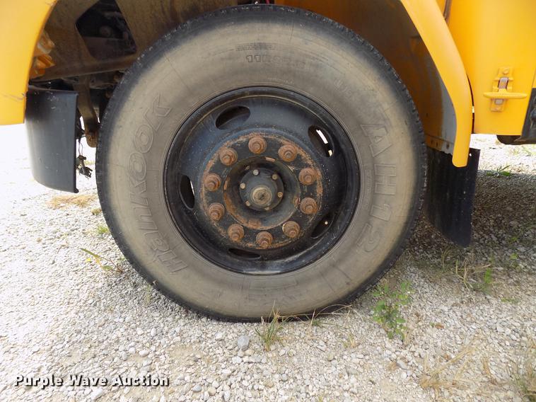 image for item DD3458 2004 Freightliner FS65 Thomas school bus