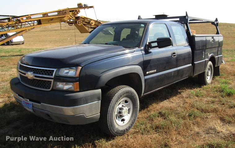 image for item DD4362 2005 Chevrolet Silverado 2500HD Ext. Cab utility bed pickup truck