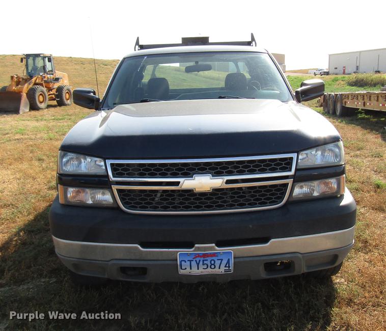 image for item DD4362 2005 Chevrolet Silverado 2500HD Ext. Cab utility bed pickup truck