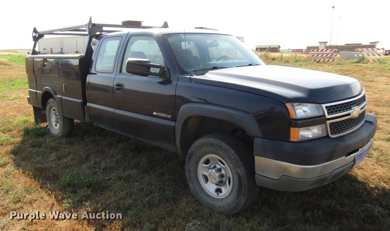 image for item DD4362 2005 Chevrolet Silverado 2500HD Ext. Cab utility bed pickup truck