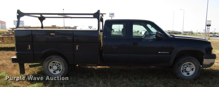image for item DD4362 2005 Chevrolet Silverado 2500HD Ext. Cab utility bed pickup truck