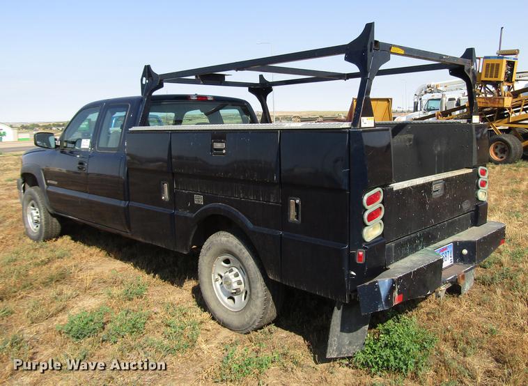 image for item DD4362 2005 Chevrolet Silverado 2500HD Ext. Cab utility bed pickup truck