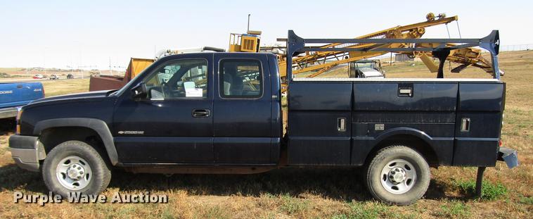 image for item DD4362 2005 Chevrolet Silverado 2500HD Ext. Cab utility bed pickup truck