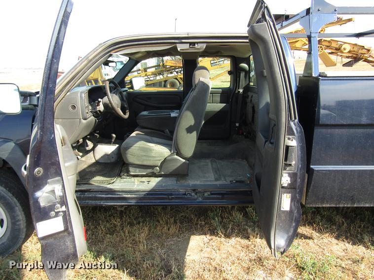 image for item DD4362 2005 Chevrolet Silverado 2500HD Ext. Cab utility bed pickup truck