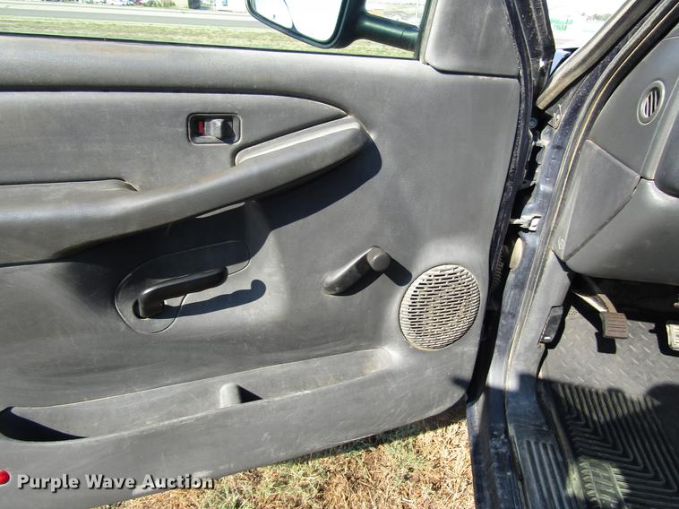 image for item DD4362 2005 Chevrolet Silverado 2500HD Ext. Cab utility bed pickup truck