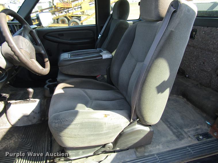 image for item DD4362 2005 Chevrolet Silverado 2500HD Ext. Cab utility bed pickup truck