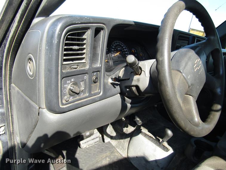 image for item DD4362 2005 Chevrolet Silverado 2500HD Ext. Cab utility bed pickup truck