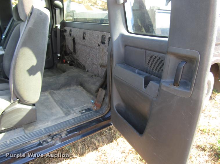 image for item DD4362 2005 Chevrolet Silverado 2500HD Ext. Cab utility bed pickup truck